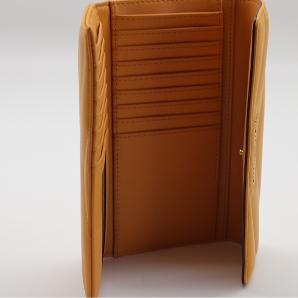 Michael Kors Trifold Wallet New - Picture 2 of 8